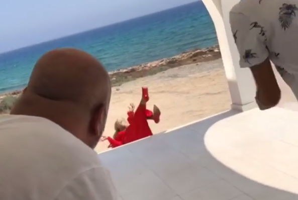 أثناء تصويرها كليب « حبيبي يا نور العين » مايا دياب تفقد توازنها وتسقط أرضا (فيديو)