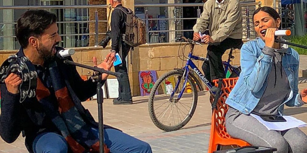صورة.. حبيركو ولطفي يُغنيان في شوارع الصويرةج