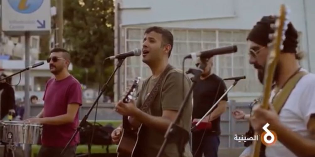 بعد « خليلي » للمشاهب.. حمزة نمرة يغني « الصينية » مع فرقة أردنية (فيديو)