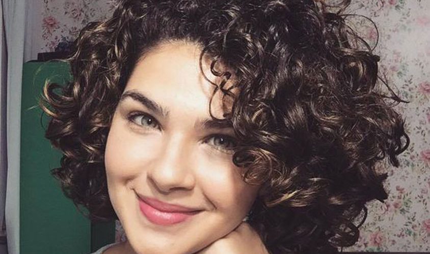 صاحبات الشعر المجعد.. ماسك الغليسرين ينفعكن!