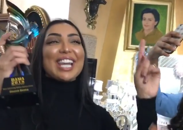 بـ »الدقايقية ».. عائشة عياش تحتفل بدنيا بطمة بعد فوزها بجائزة الـ »باما » (فيديو)