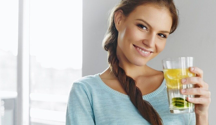 شرب الماء وتناول الأغذية الصحية..تحمي بشرتك من الجفاف!