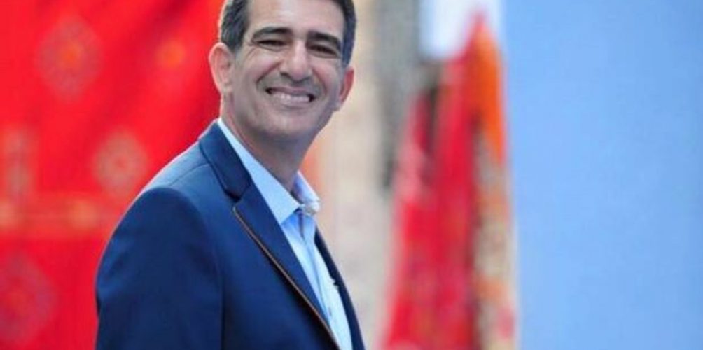 سيرا على مشروعه الفني.. نعمان لحلو يتغنى بجمال زاكورة  (فيديو)
