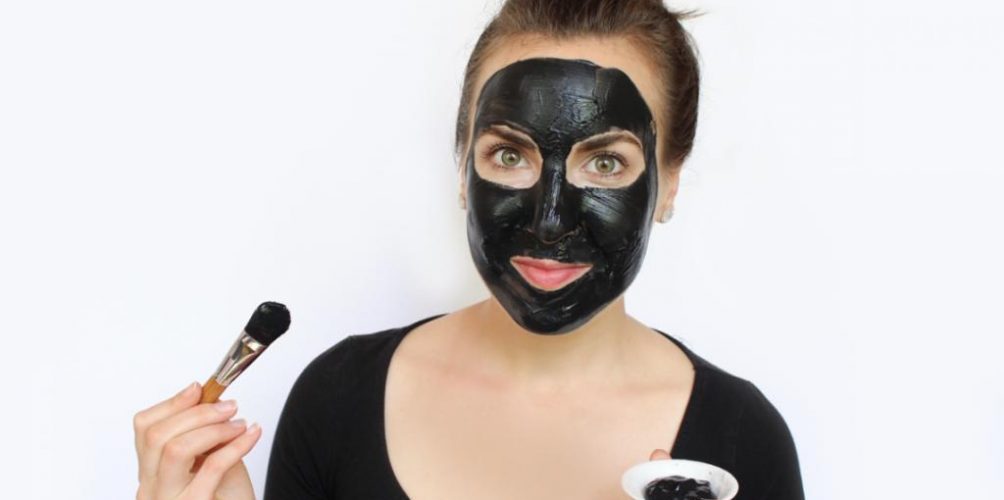 ماسك الفحم لبشرة صافية وبدون شوائب.. تعلمي كيفية تحضيره في منزلك !