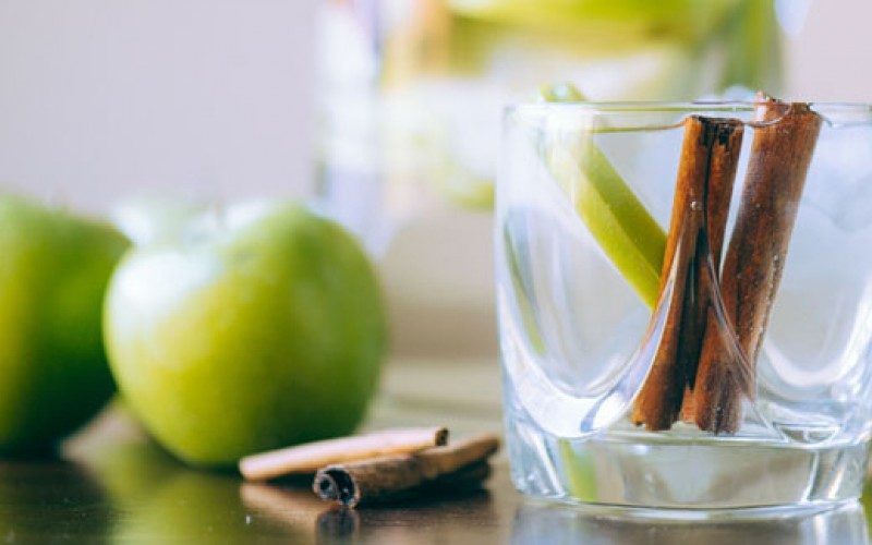 عصير التفاح والقرفة..لتنظيف الجسم من السموم والدهون!