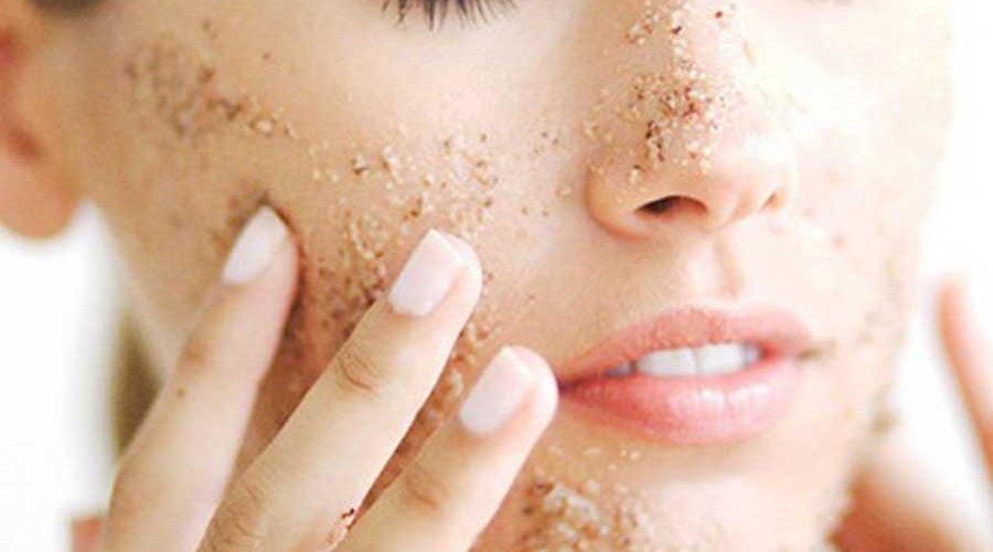 بخطوات بسيطة.. يمكنك تقشير وجهك وأنت في منزلك!