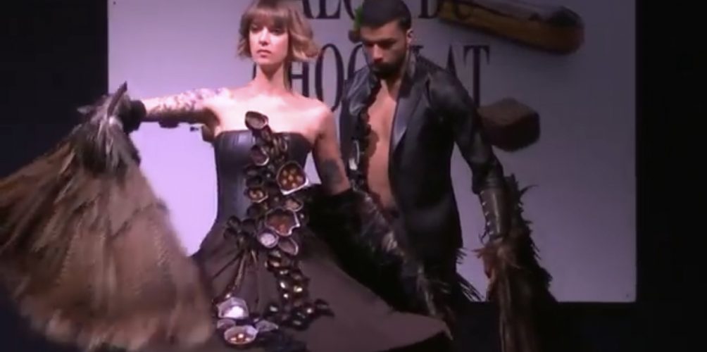 بلجيكا.. عرض أزياء لأثواب من الشوكولاتة! (فيديو)