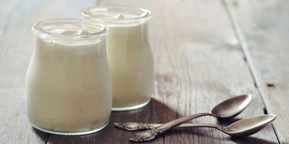 يمنع الجسم من تناول الكثير من السكر ليلا..فوائد الياغورت!