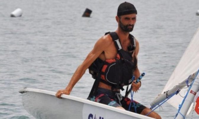 ياسين درقاوي.. مغربي يسجل رقما قياسيا للعبور على متن قارب صغير