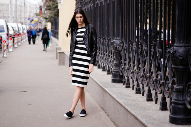 قامتك قصيرة.. الفساتين المخططة عموديا مثالية لإطلالتك