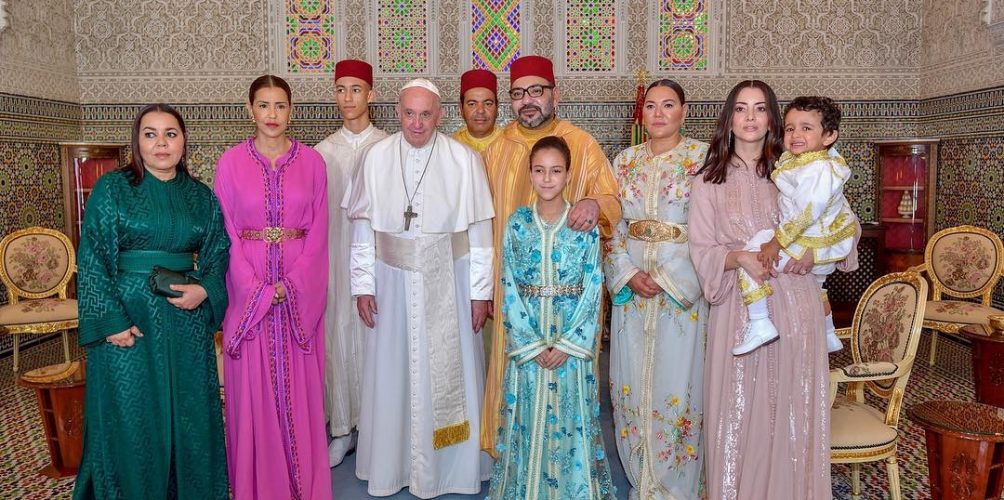 في القصر الملكي.. الأسرة الملكية تستقبل البابا بأناقة ملفتة