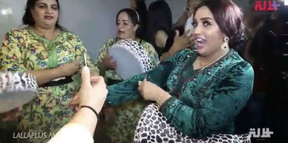 في حفل زفاف « إكشوان إكنوان ».. باعزية وبينغو وعبير براني محيحين بالشطيح (فيديو)