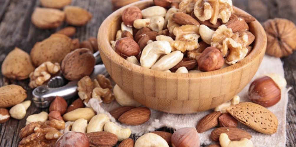 تحميكم من الخرف.. باحثون يكشفون منافع تناول 10 غرامات من المكسرات يوميا