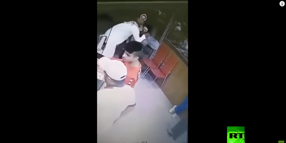 الرياض.. سعودي يتحرش بامرأة ويقوم بتقبيلها داخل مطعم (فيديو)