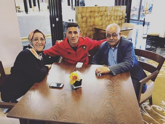 بعبارات صادقة.. فيصل فجر يسرد تضحيات والدته: « كانت كتفيق مع 3 ونص وتمشي دير الميناج » (فيديو)