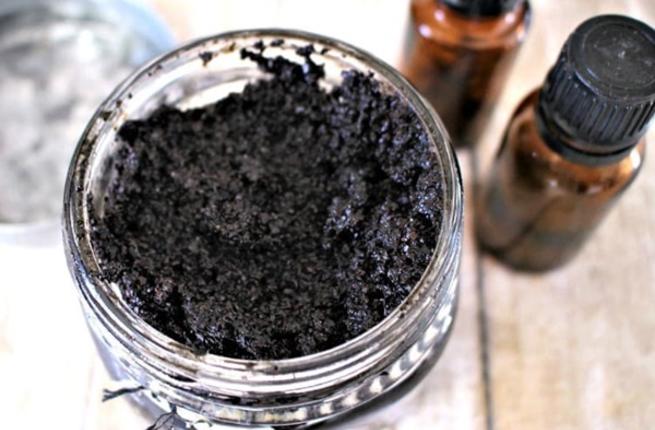 اصنعيه في منزلك.. مقشر الفحم والقهوة لترطيب البشرة