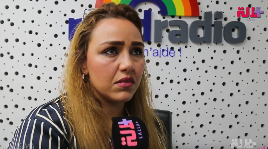 التراكس تقاوم دموعها: أمي جالسة مع بنتي ودايرة ليها خاطرها وهازة عليا بزاف