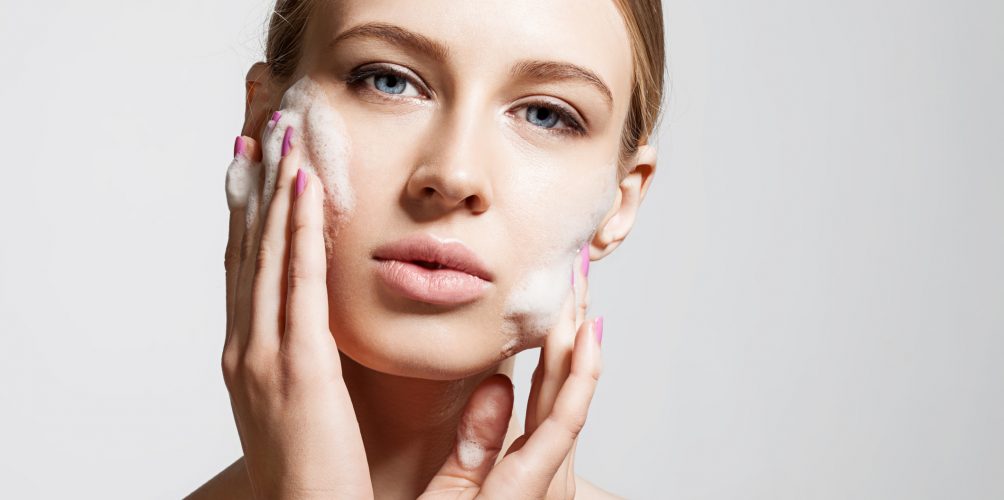 بثور الوجه.. الماكياج والتنظيف المبالغ فيه وأسباب أخرى