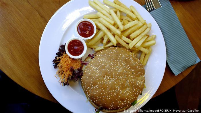 عادات غذائية قاتلة.. تعرفوا عليها!