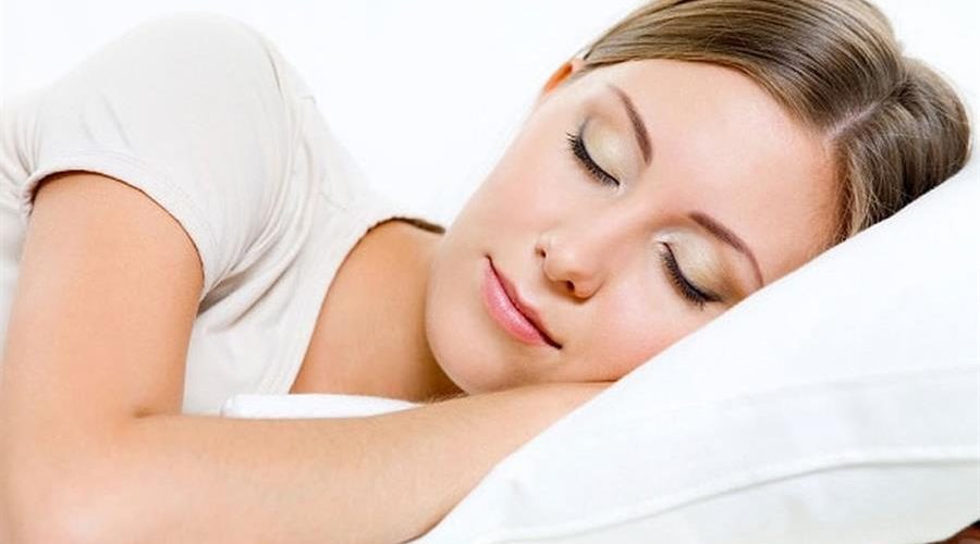 نوم مضطرب.. أطعمة تجنبيها لقضاء ليلة هانئة