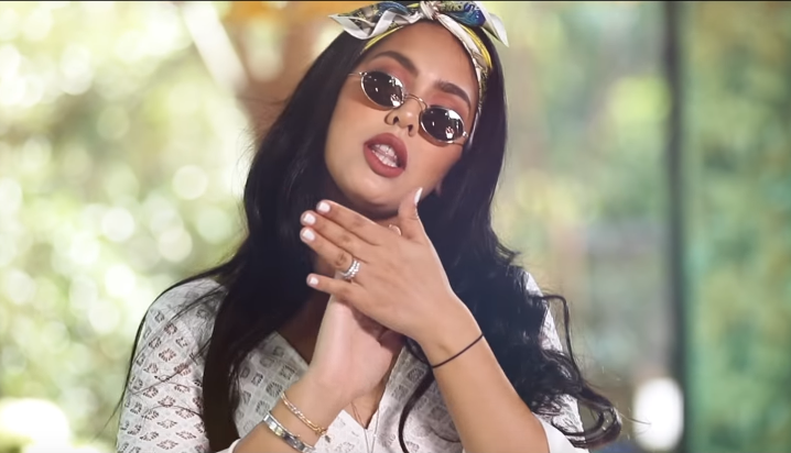 بعد نجاح « سلاي ».. منال تغني « pas le choix » (فيديو)