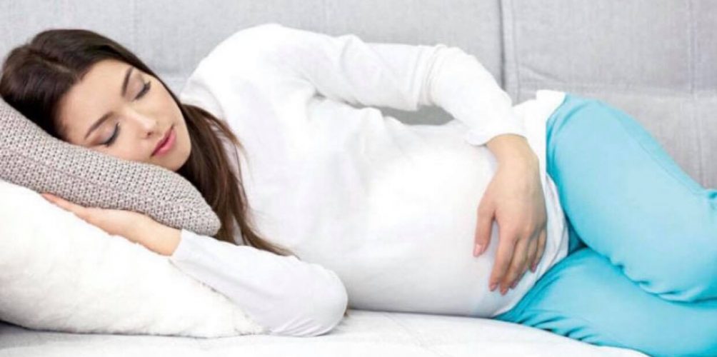 قد يجهضن.. خبراء يحذرون من نوم الحوامل على ظهورهن