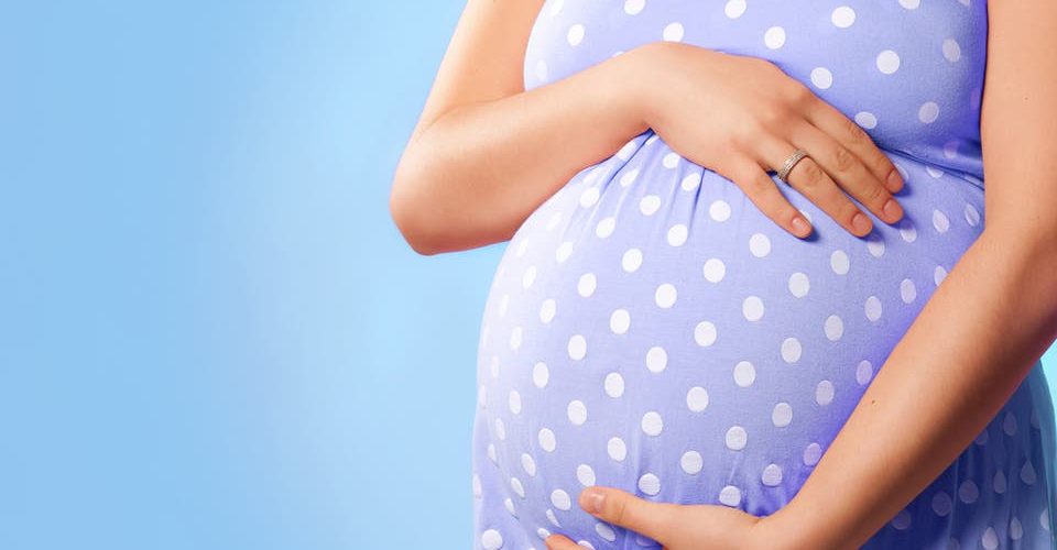 رقائق البطاطا والمايونيز.. مواد غذائية خطيرة على الحوامل