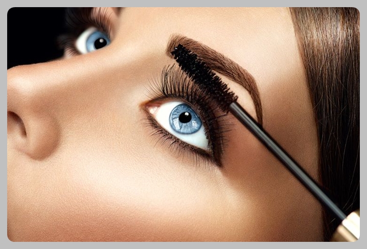 أخطاء شائعة عند تطبيق الماسكارا.. تجنبيها