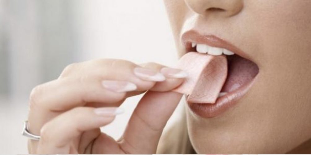 قد يؤدي إلى السرطان.. خبراء يحذرون من مكون في العلكة والمايونيز