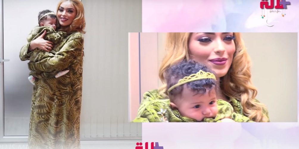 جلابة للعيد.. إطلالة متميزة للأم مع ابنتها بنفس الجلابة (فيديو)