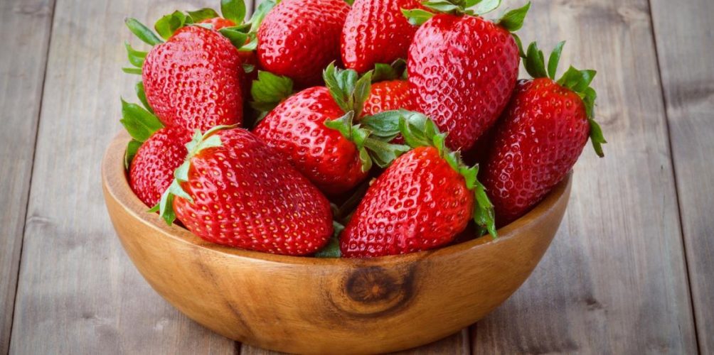 تساعد على منع الإصابة بسرطان المريء.. علماء ينصحون بتناول الفراولة