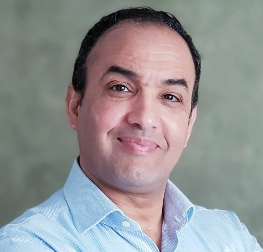 فنان أبدع في التمثيل والرسم.. رشيد الوالي يرسم لوحة جديدة