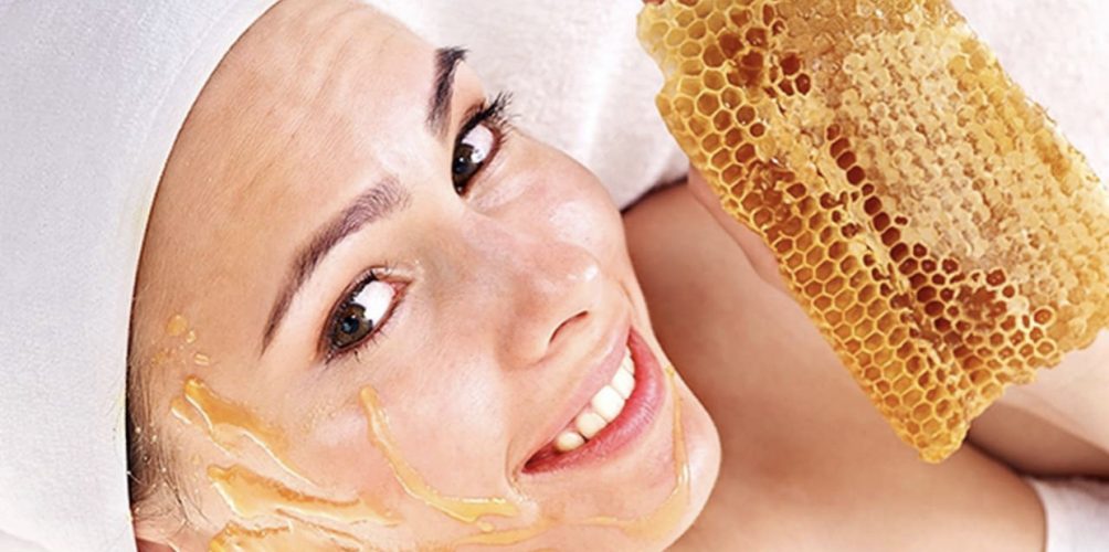 لنضارة بشرتك.. عليك بماسك شمع العسل والألوفيرا