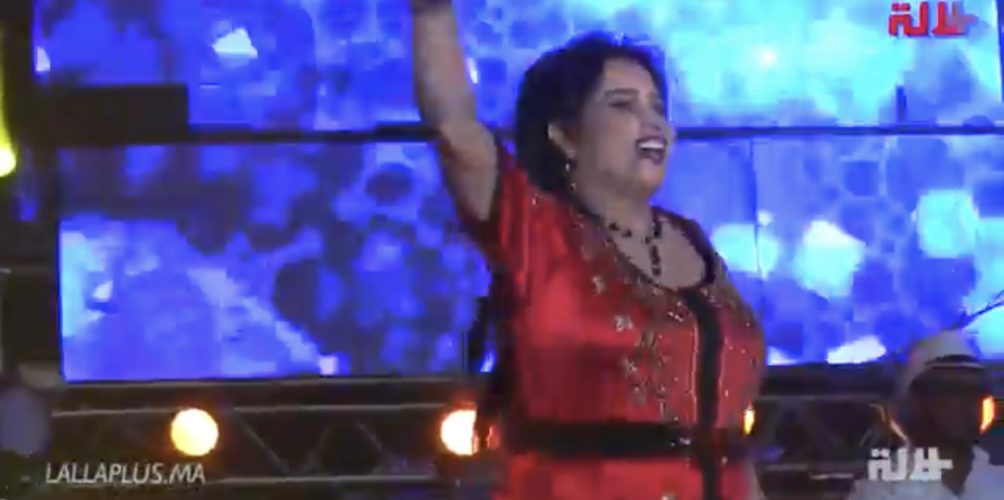 أتحفت الجمهور بأغانيها ورقصها.. نجاة عتابو محيحة فمهرجان تيميتار (فيديو)