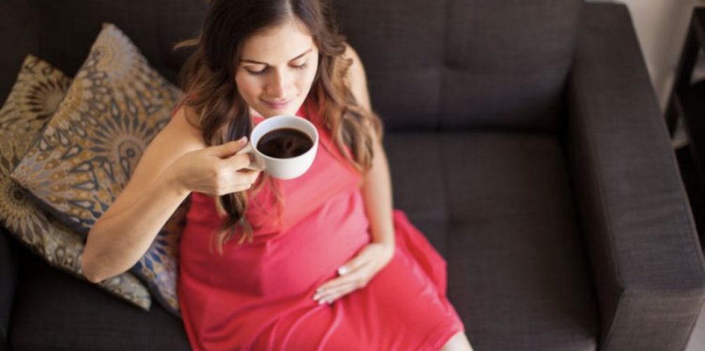 قد تكون مضرة لجنينك.. علماء يحذرون المرأة الحامل من شرب القهوة يوميا!