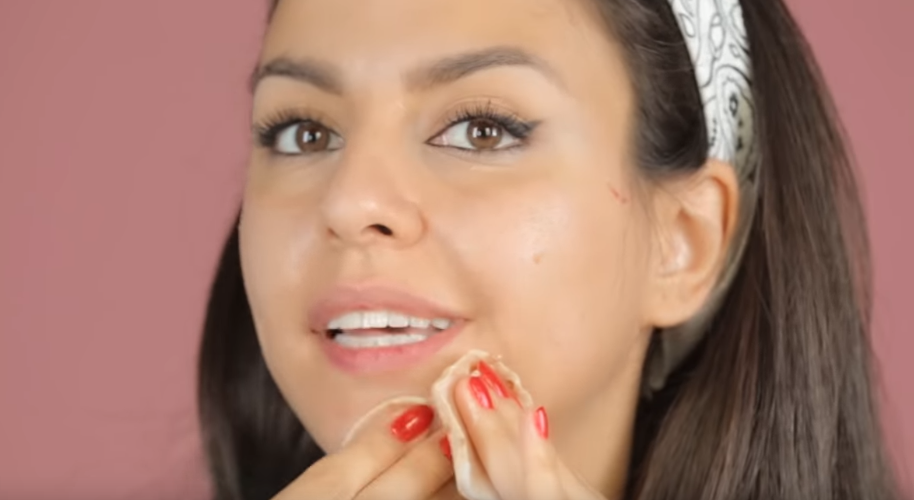 غسول طبيعي للوجه من 4 مكونات فقط (فيديو)