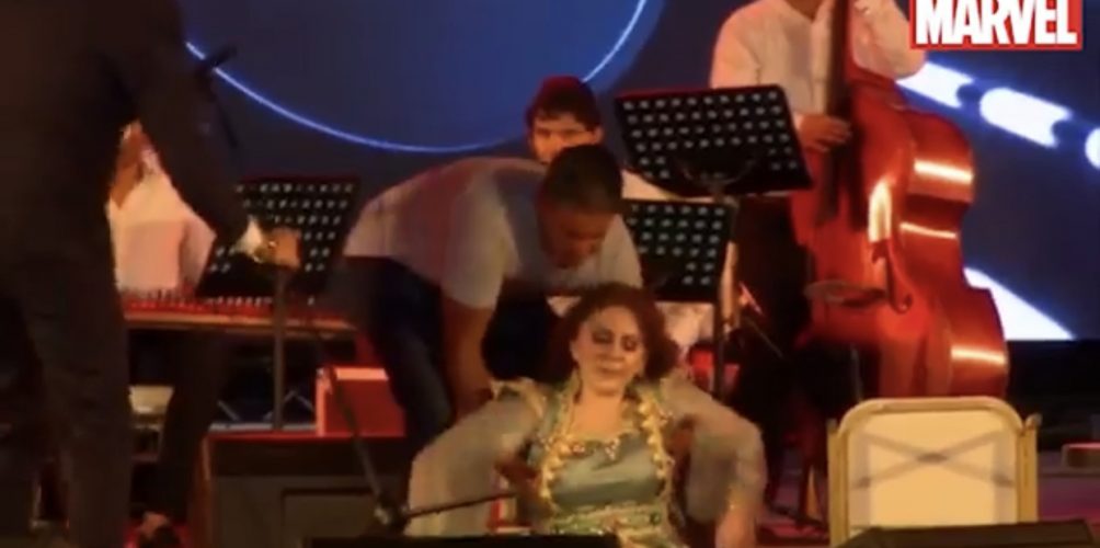 وهي تؤدي أغنية « أنا بعشقك ».. سقوط ميادة الحناوي على خشبة المسرح (فيديو)