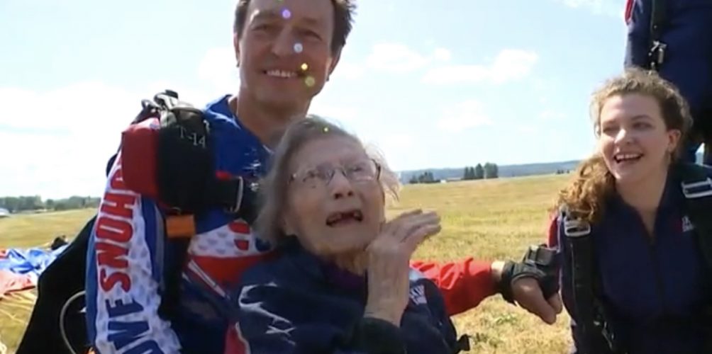 عمرها 103 عاما.. سيدة تدخل موسوعة « غينيس » بالقفز بالمظلة