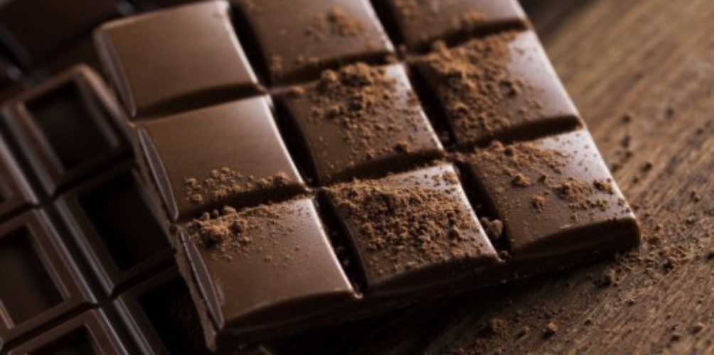 تحميكم من الاكتئاب.. لهذا عليكم تناول الشوكولاتة الداكنة