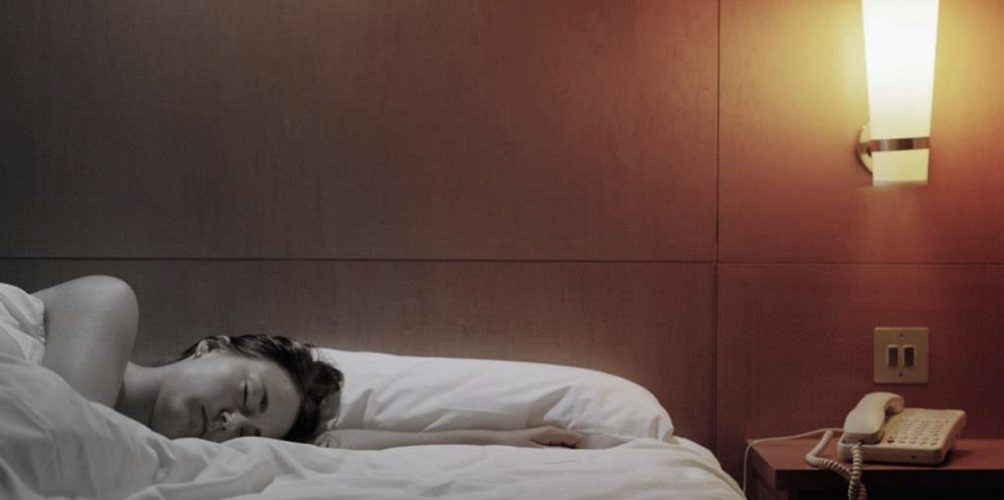 يضعهن في خطر.. باحثون يحذرون النساء من النوم بوجود إضاءة