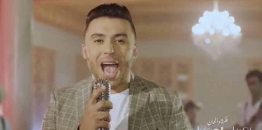 « لا تكبر الشان ».. زكرياء الغافولي يستوحي جديده من الأهازيج الغيوانية (فيديو)