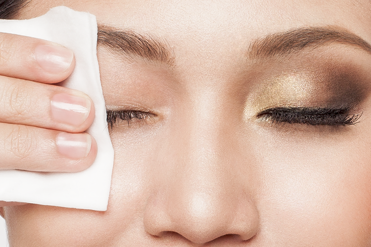 اصنعيه في منزلك.. مزيل للمكياج بمكونين فقط