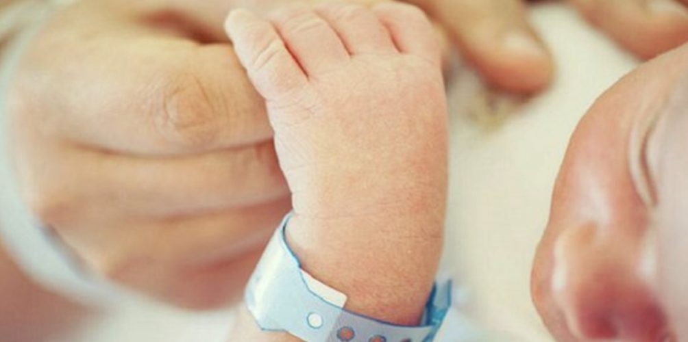 الأطفال المولودون عن طريق العملية القيصرية يحملون قدرا أكبر من البكتيريا