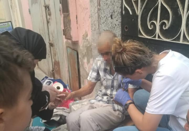 قدموا لهم يد المساعدة.. شباب من مدينة القصر الكبير ينظمون حملة تطوعية لصالح المشردين