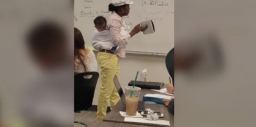 الإنسانية في صورة.. أستاذة تتطوع لحمل طفل طالبتها لساعات أثناء المحاضرة