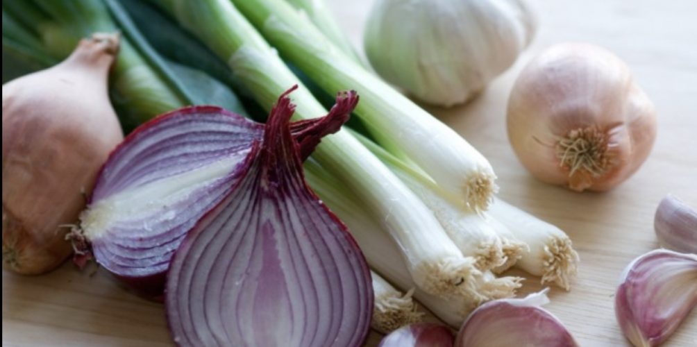 دراسة: تناول البصل والثوم يقلل من خطر إصابة المرأة بسرطان الثدي