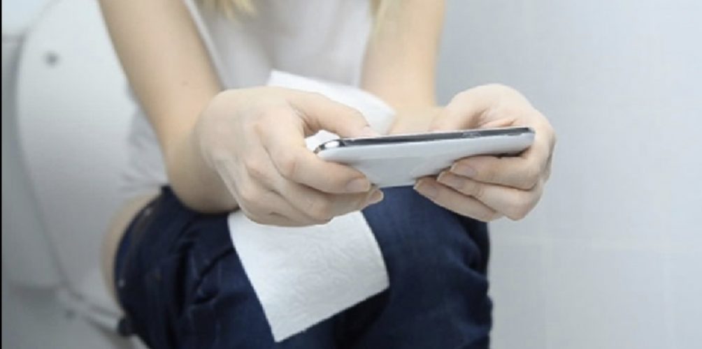 يؤدي للإصابة بالبواسير.. دراسة تحذر من استخدام الهواتف في المرحاض!