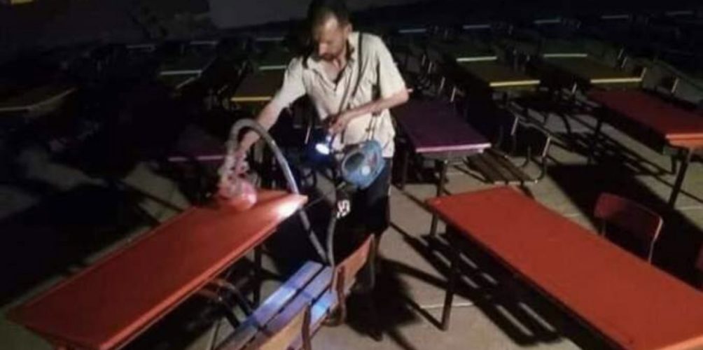 تدرس فيها ابنتاه.. أب يقوم بطلاء طاولات في مدرسة في جرسيف