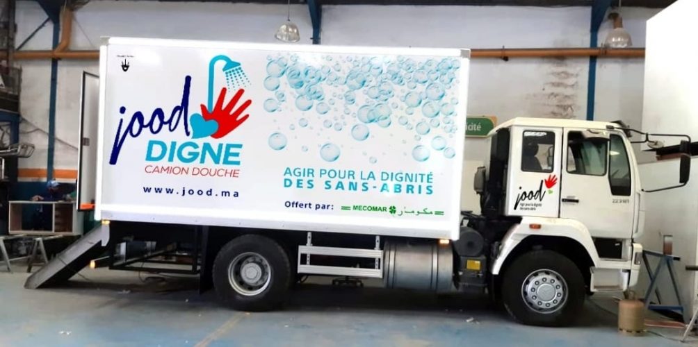 مبادرة هي الأولى من نوعها في المغرب.. جمعية خيرية تحول شاحنة إلى حمام متنقل خاص بالمتشردين (صور)