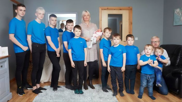 أنجبت 10 صبيان بشكل متتالي.. امرأة تحقق حلمها وتجنب طفلة